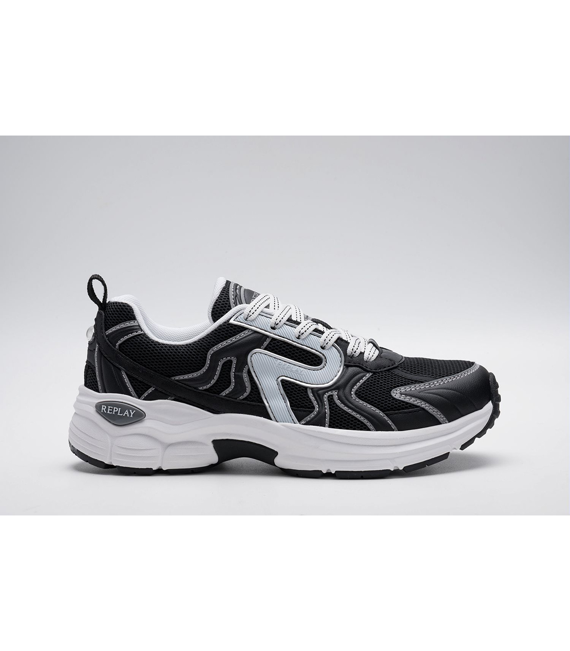 ハイテク＆レトロデザインスニーカー